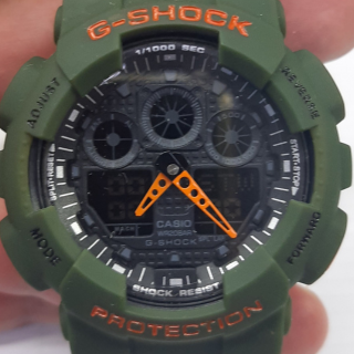 G-Shock Automático Verde com Fundo Preto e Detalhes Laranjas