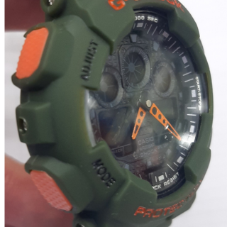 G-Shock Automático Verde com Fundo Preto e Detalhes Laranjas