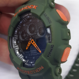 G-Shock Automático Verde com Fundo Preto e Detalhes Laranjas