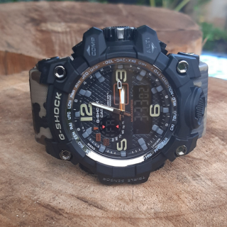 G-Shock Mudmaster Vermelho e Preto com Camuflagem na Pulseira