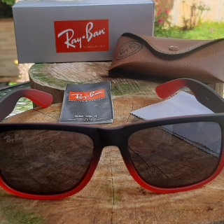 Ray Ban Justin Armação Preta e Vermelha Lentes Escuras Polarizadas