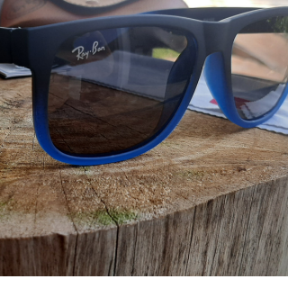 Ray Ban Justin Armação Preta e Azul Lentes Escuras Polarizadas