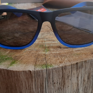 Ray Ban Justin Armação Preta e Azul Lentes Escuras Polarizadas