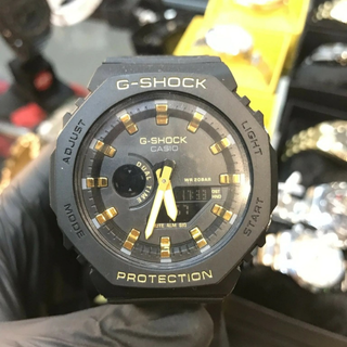 G-Shock GA-2100 Preto com Detalhes Dourados Carbon Core Guard Mini 42mm