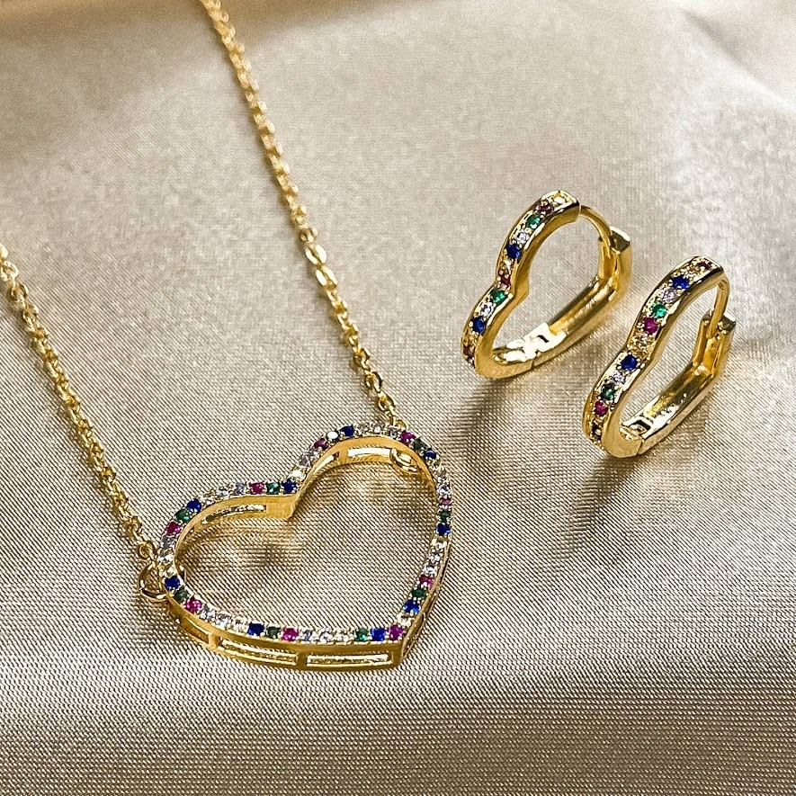 Conjunto de Coração Vazado Cravejado com Zircônias Multicolor Banhado em Ouro 18k