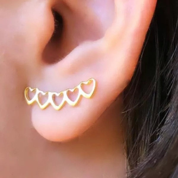 Brinco Ear Cuff Mini Corações Vazados Folheado em Ouro 18k