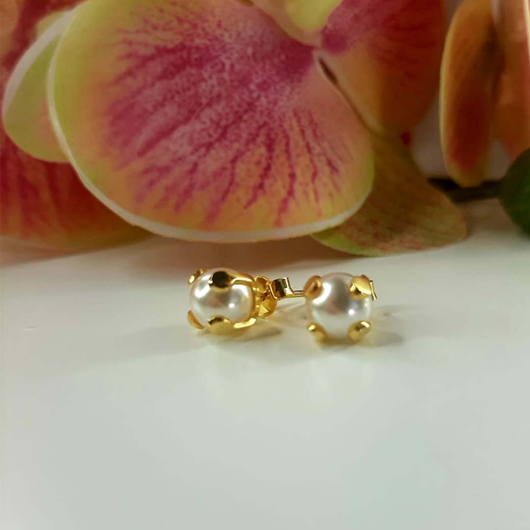 Brinco de Pérola com Detalhe Dourado Folheado em Ouro 18k