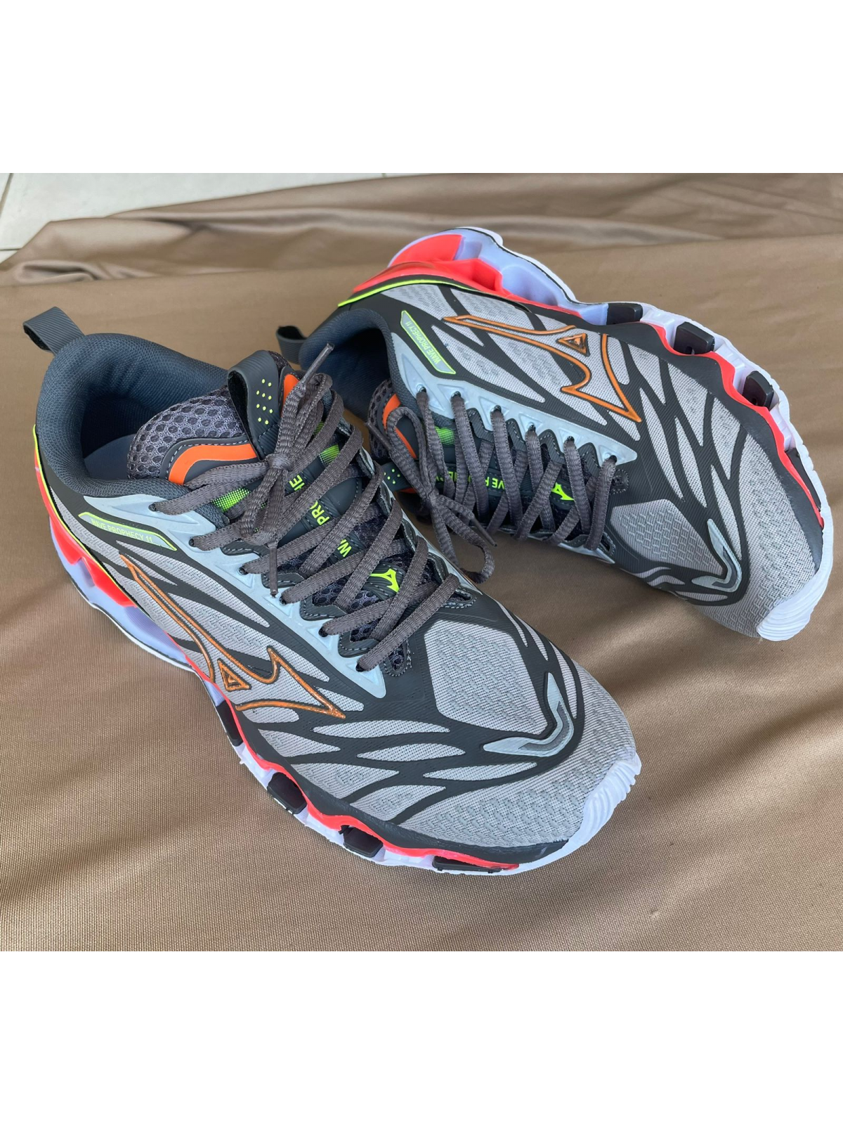 Tênis Wave Prophecy 11 Masculino Mizuno Cinza/Laranja