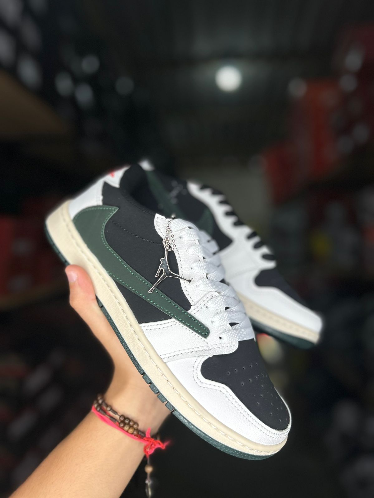 Tênis Botinha Air Jordan Low Travis Scott Preto/Verde/Branco